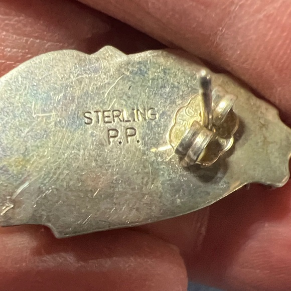 Navajo Elegant sterling onyx Leaf Earrings - Picture 3 of 3